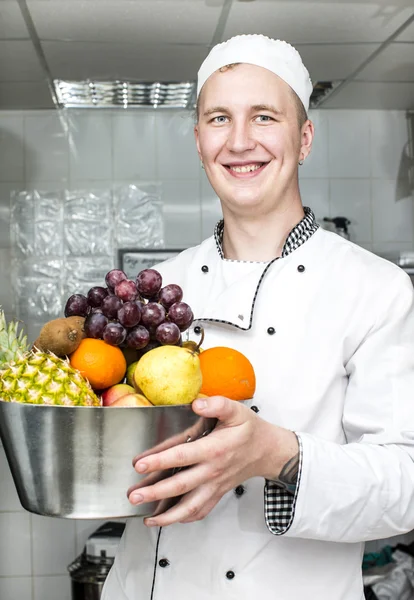 Chef bereidt eten in de keuken — Stockfoto