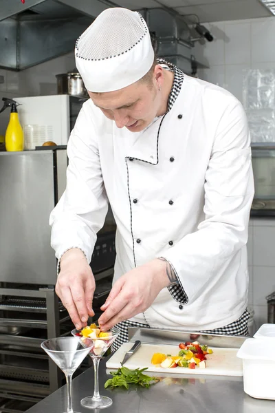 Chef preparar comida na cozinha — Fotografia de Stock