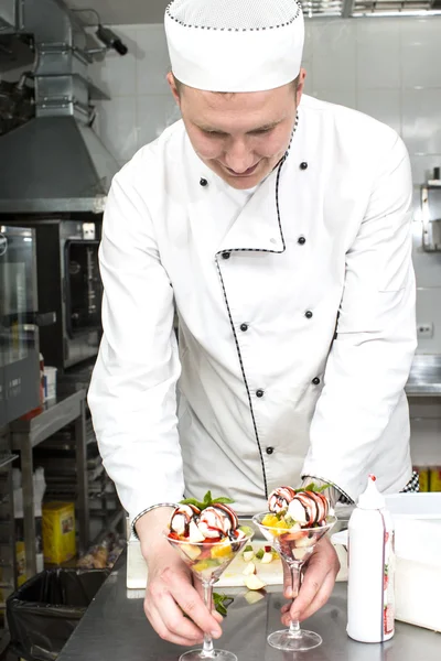 Chef bereidt eten in de keuken — Stockfoto