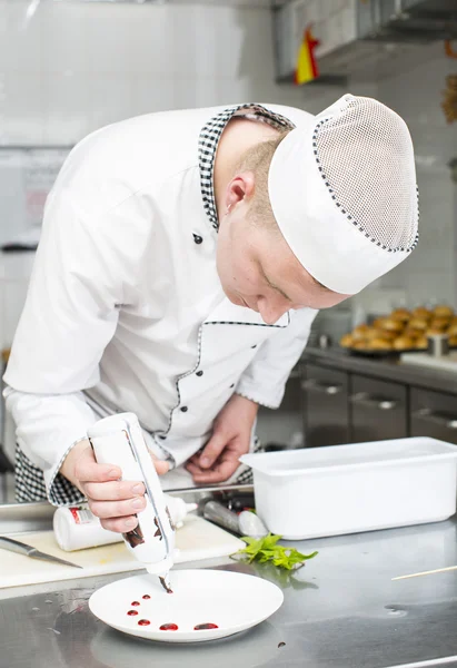 厨师在厨房准备食物 — 图库照片