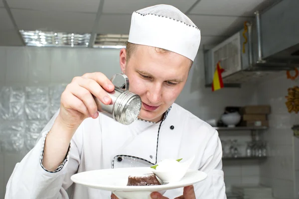 Chef preparar comida na cozinha — Fotografia de Stock