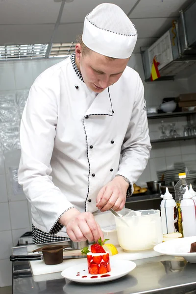 Chef bereidt eten in de keuken — Stockfoto