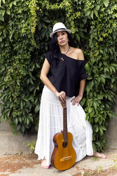 Retrato de uma mulher perto da parede com folhas — Fotografia de Stock