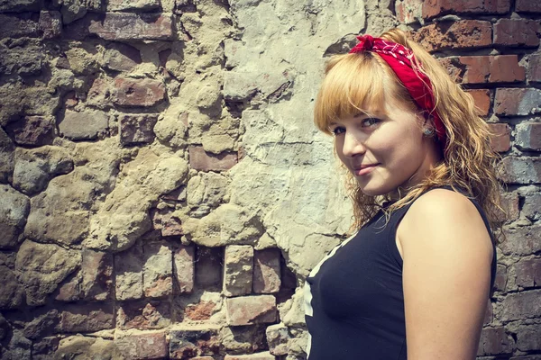 Mujer en fondo de pared —  Fotos de Stock