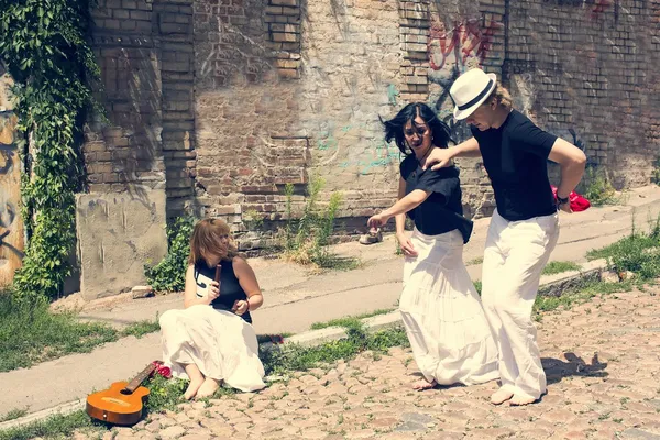 Guy with a guitar and a woman — Stock Photo, Image