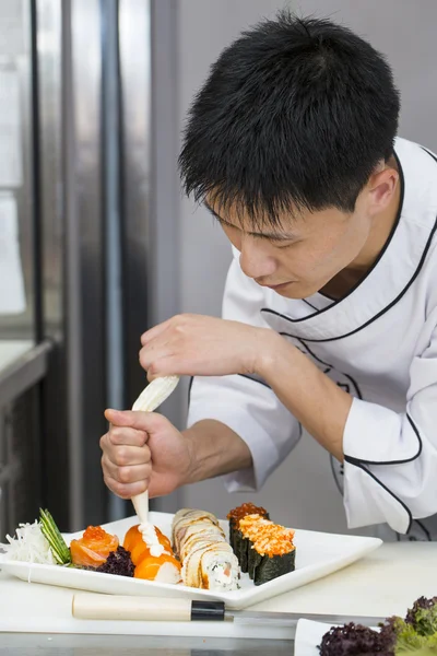 Japanischer Koch im Restaurant macht Sushi-Brötchen — Stockfoto