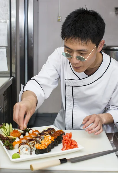 Japanese chef in restaurant making sushi rolls — Stock Photo, Image