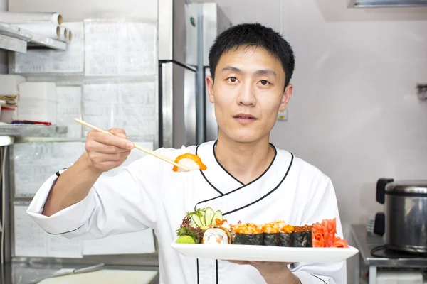 Japanese chef in restaurant making sushi rolls — Stock Photo, Image