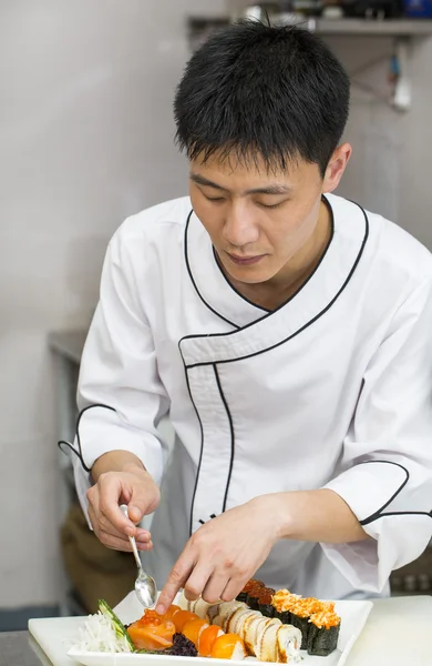 Chef japonés en restaurante haciendo rollos de sushi — Foto de Stock