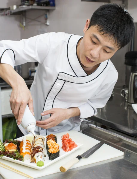 Japanse chef-kok in restaurant maken sushi rolt — Stockfoto