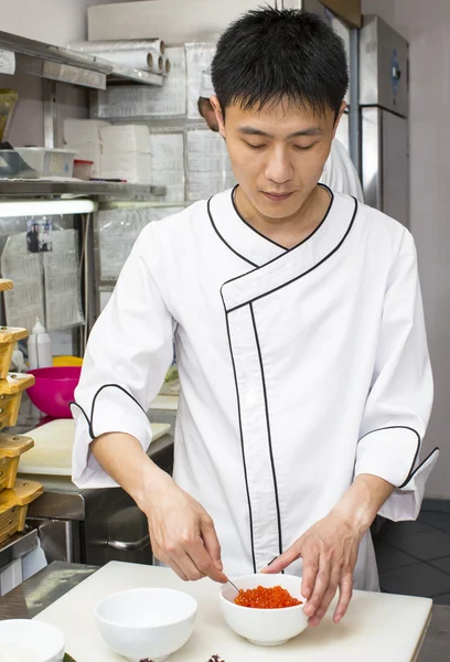 Rulo suşi yapmak restoranında Japon aşçı — Stok fotoğraf
