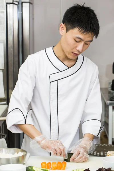 Japanse chef-kok in restaurant maken sushi rolt — Stockfoto