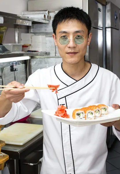 Japanese chef with a plate of sushi — Stock Photo, Image