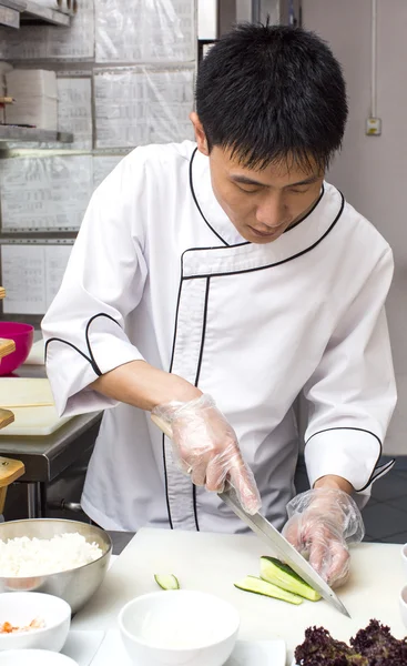 Chef japonais avec une assiette de sushi — Photo