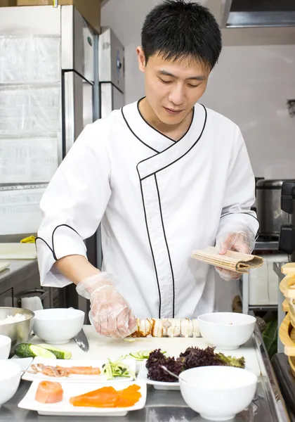 Japanse chef-kok met een plaat van sushi — Stockfoto