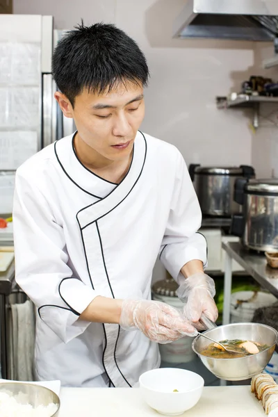 Chef japonés con un plato de sushi —  Fotos de Stock