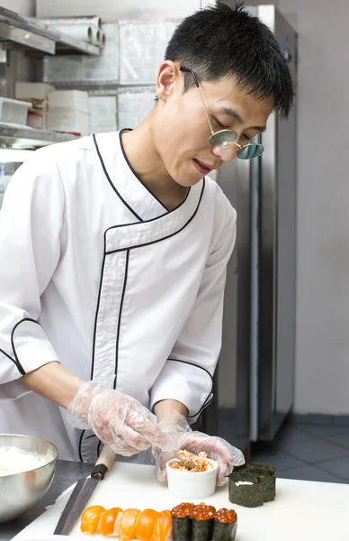 Chef japonés con un plato de sushi — Foto de Stock