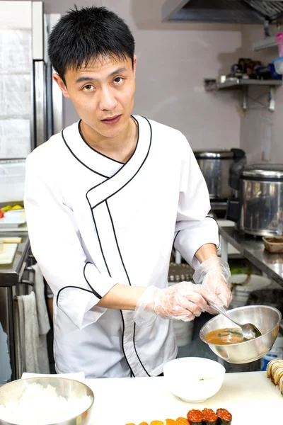 Chef japonés con un plato de sushi —  Fotos de Stock