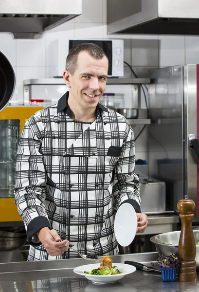 Szef kuchni przygotowuje jedzenie w kuchni — Zdjęcie stockowe