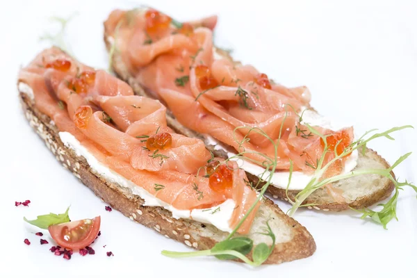 Sandwiches with salmon caviar and greens adorned — Stock Photo, Image