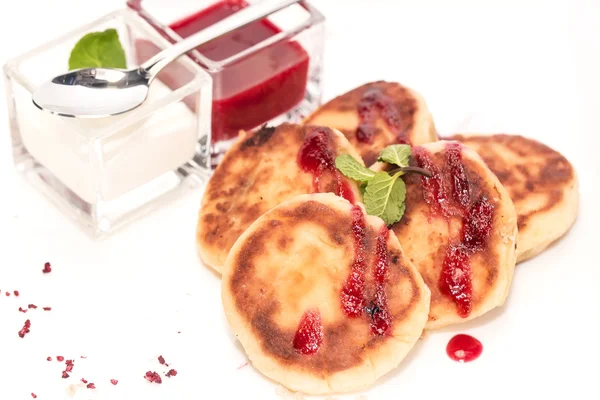 Ekşi krema ve reçel ile Cheesecakes — Stok fotoğraf