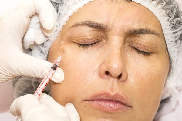 Kosmetické ošetření s botox injekce — Stock fotografie