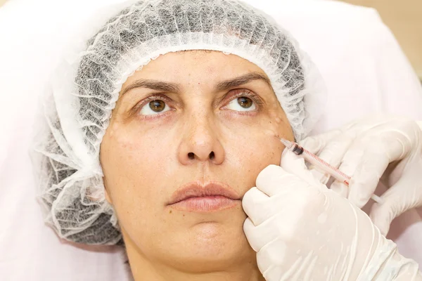 Cosmetische behandeling met botox injectie — Stockfoto