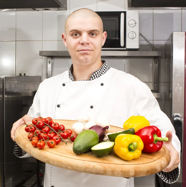 Chef che prepara il cibo in cucina Fotografia Stock