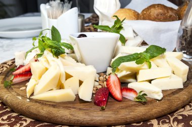 prato de queijo, com vários tipos de queijo