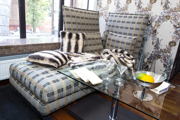 Stoelen en een salontafel met boeken — Stockfoto