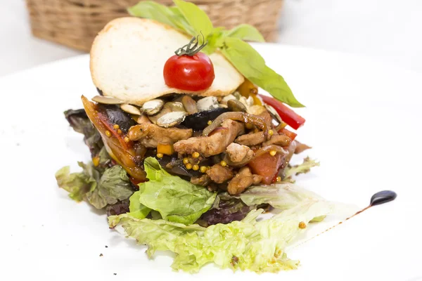 Salat mit Gemüse und Fleisch — Stockfoto