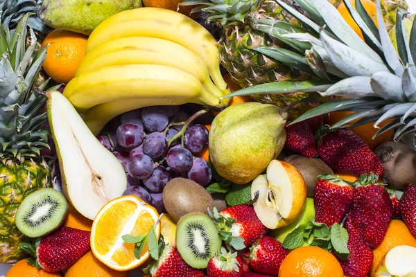 Frutas maduras maçãs laranjas uvas — Fotografia de Stock