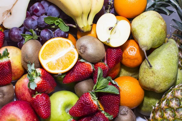 Frutas maduras maçãs laranjas uvas — Fotografia de Stock