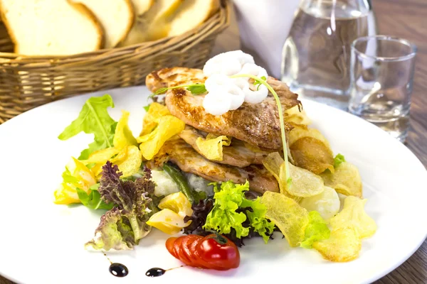 Salade van paddestoelen en aardappelen — Stockfoto