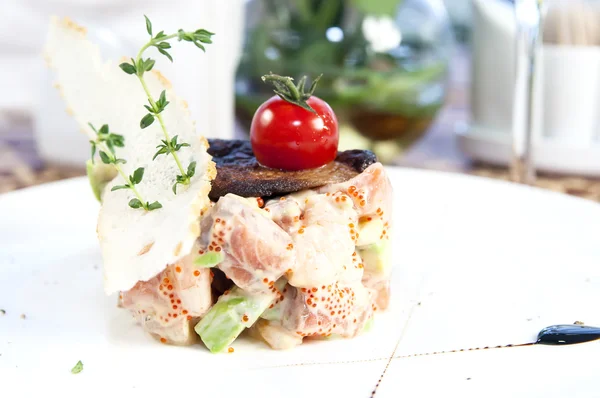 Ensalada, pescado y huevos decorados con verduras y tomates — Foto de Stock