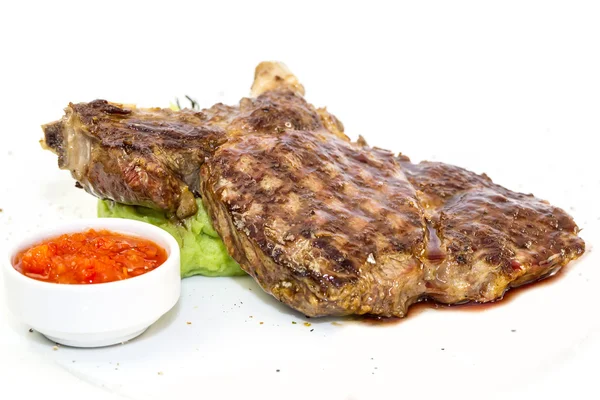 Steak met tomaten saus rundvlees biefstuk grillen — Stockfoto