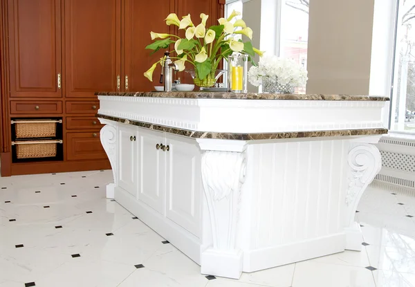 Elegante cocina con mesa de mármol — Foto de Stock