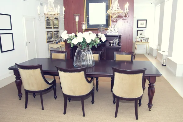 Dining room with large table and comfortable chairs — Stock Photo, Image