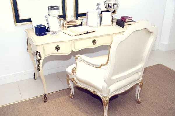 Bureau avec une chaise et une table confortables en bois — Photo