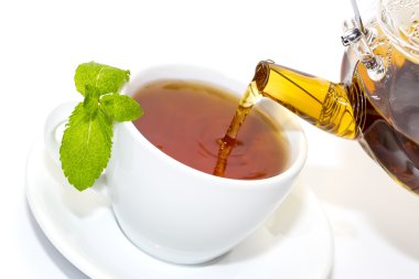 çay demlik dökülür