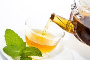 çay demlik dökülür