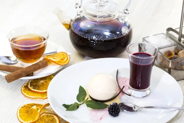 Postre de crema adornado con menta —  Fotos de Stock