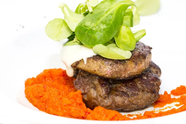 Gebackenes Fleisch in einer Soße aus Paprika und Tomaten — Stockfoto