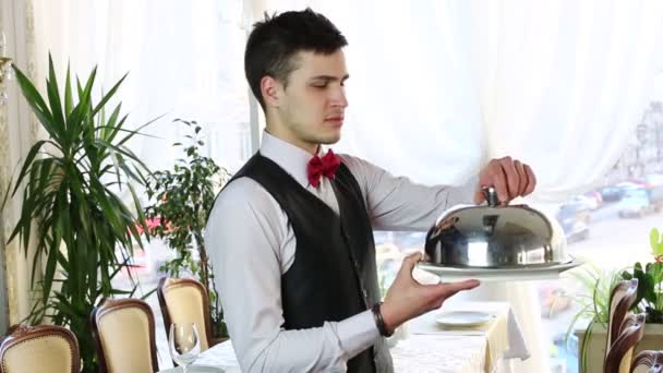 Официант с подносом с едой — стоковое видео