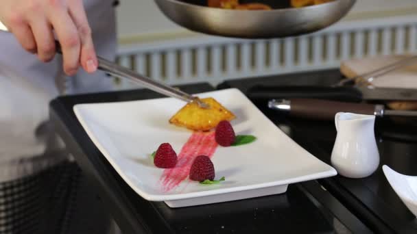 Chef prepara un plato — Vídeo de stock