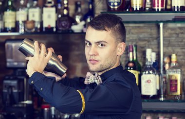 bir barmen olarak çalışan genç adam