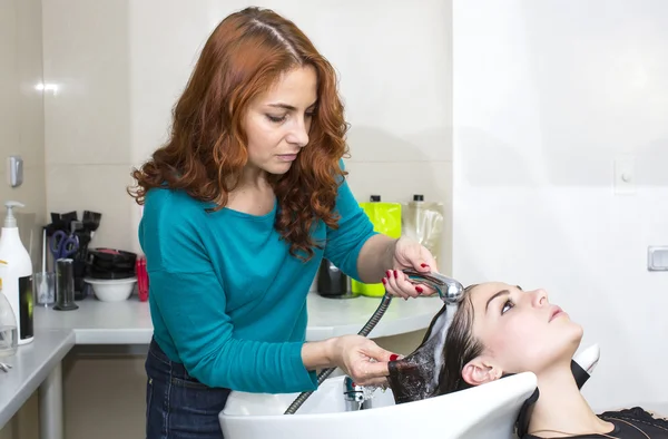 Mujer en un salón de belleza —  Fotos de Stock