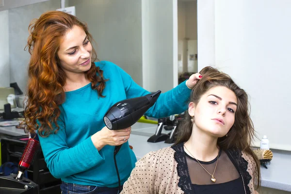 Vrouw in een schoonheidssalon — Stockfoto