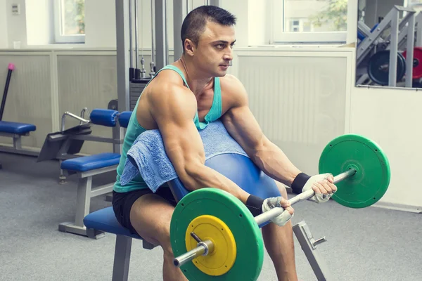 Junger Mann trainiert im Fitnessstudio — Stockfoto