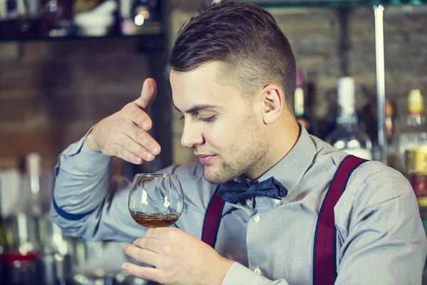 Mladý muž pracuje jako barman — Stock fotografie